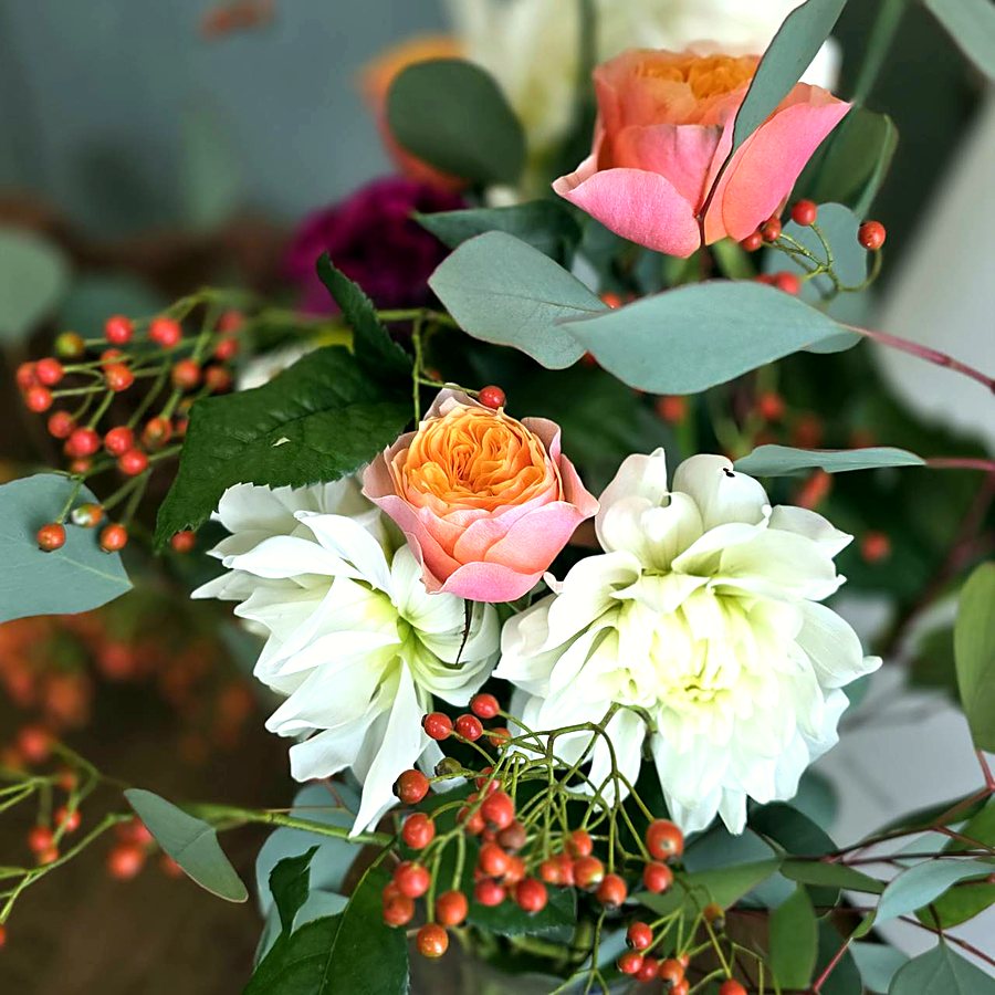 サロンに飾った、白いダリアとオレンジのバラの花